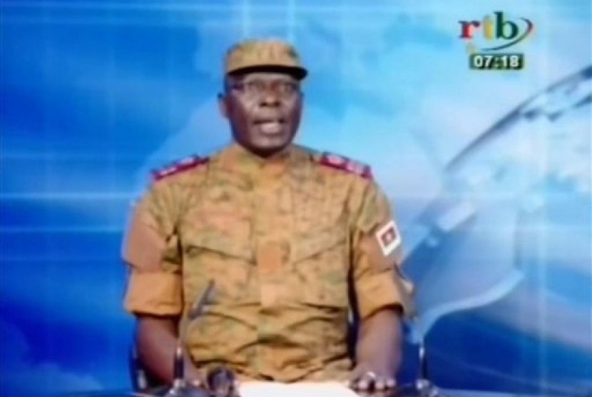 Dalam tayangan televisi RTB, pemimpin kudeta  Letkol Mamadou Bamba menyatakan pemerintah transisi Burkina Faso dibubarkan, Kamis (17/9). 