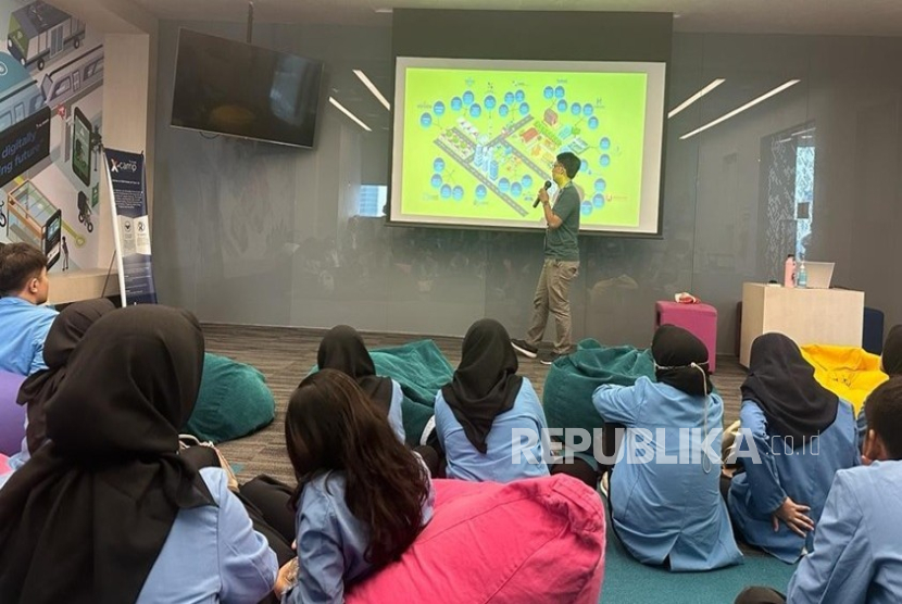 Dalam upaya mencetak lulusan yang unggul, mandiri, dan inovatif, Program Studi (prodi) Manajemen dan Bisnis Digital Fakultas Ekonomi dan Bisnis (FEB) Universitas Nusa Mandiri (UNM) mengimplementasikan Internship Experience Program (IEP) 3+1.