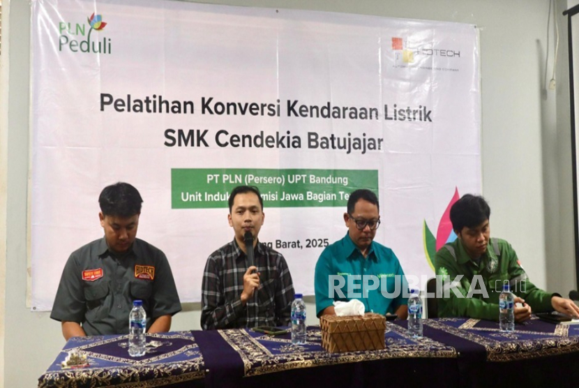 Dalam upaya mendukung transisi energi bersih, kolaborasi PLN, Filantra, serta Hidtech melakukan pelatihan di SMK Cendekia Batujajar.