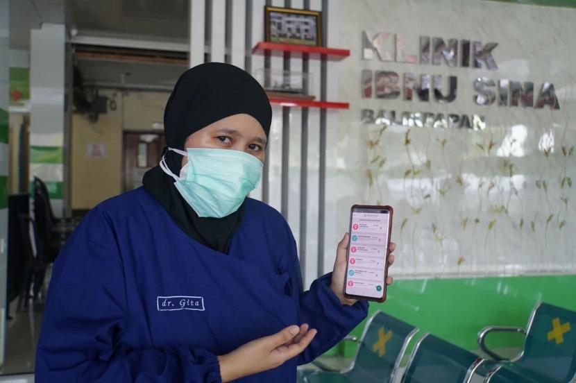 Dalam upaya mengurangi resiko penularan virus Covid-19, kini fasilitas kesehatan atau biasa disingkat faskes yang bekerja sama dengan BPJS Kesehatan telah memanfaatkan Aplikasi Mobile JKN untuk memberikan layanan secara daring atau online. Dalam layanannya tersebut, faskes dapat memberikan layanan kepada peserta Jaminan Kesehatan Nasional-Kartu Indonesia Sehat (JKN-KIS) melalui kanal konsultasi di Aplikasi Mobile JKN. Sebelum layanan itu diberikan, peserta JKN-KIS dapat mengirimkan chat untuk memulai layanan konsultasi.