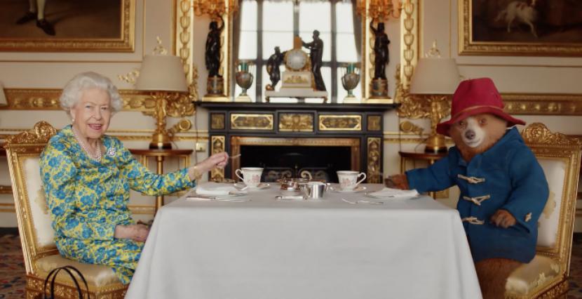 Dalam video untuk perayaan Platinum Jubilee, Ratu Elizabeth II tampak berakting bersama beruang fiksi Paddington membuka penampilan Queen-Adam Lambert dengan mengetukkan cangkir teh mereka mengikuti irama lagu We Will Rock You. 