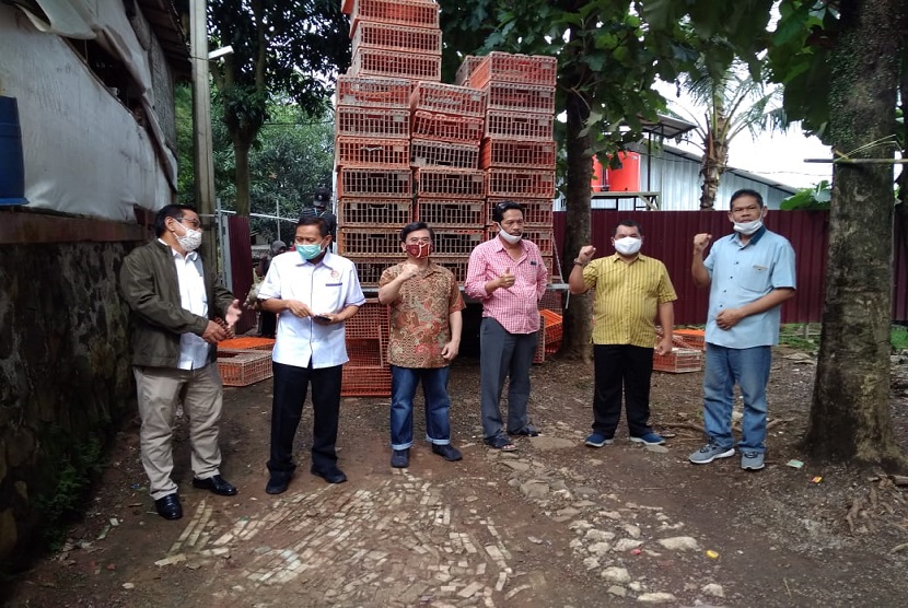 Dalam waktu sembilan hari sejak disepakatinya komitmen pembelian ayam ras (livebird) peternak mandiri oleh mitra peternakan yang terdiri dari perusahaan pembibitan ayam ras dan perusahaan pakan ternak, sebanyak 455.318 ekor livebird peternak mandiri telah berhasil diserap oleh mitra peternakan. 