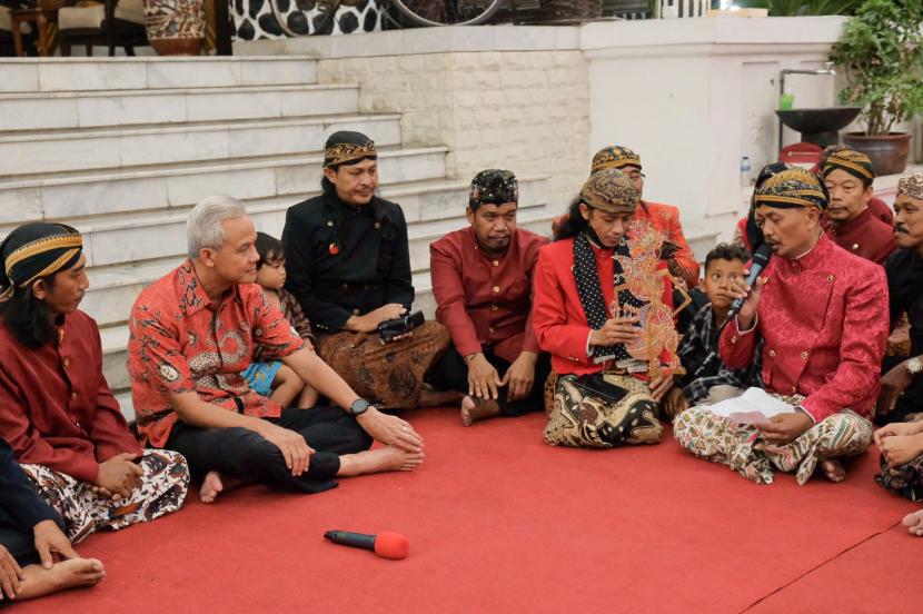 Dalang dan seniman yang tergabung dalam Forum Komunikasi Seniman Dalang Indonesia bertemu dengan Gubernur Jateng Ganjar Pranowo. 