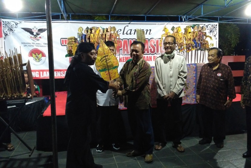 Dalang Wayang Pancasila, Prof Dr Fajar Sudjarwo (kiri) berfoto bersama sebelum pertunjukan Wayang Pancasila di Embung Langensari, Yogyakarta, Ahad (27/8) malam.