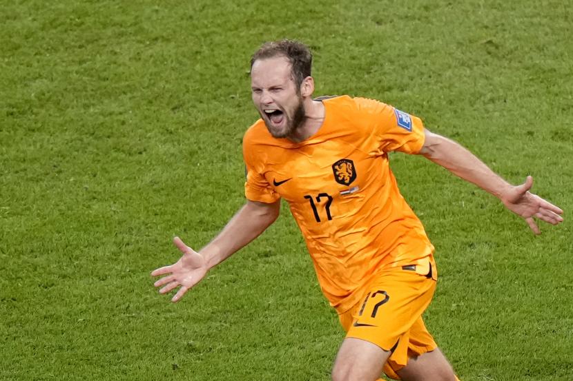 Daley Blind dari Belanda merayakan setelah mencetak gol kedua timnya selama pertandingan sepak bola babak 16 besar Piala Dunia antara Belanda dan Amerika Serikat, di Stadion Internasional Khalifa di Doha, Qatar, Sabtu, 3 Desember 2022.