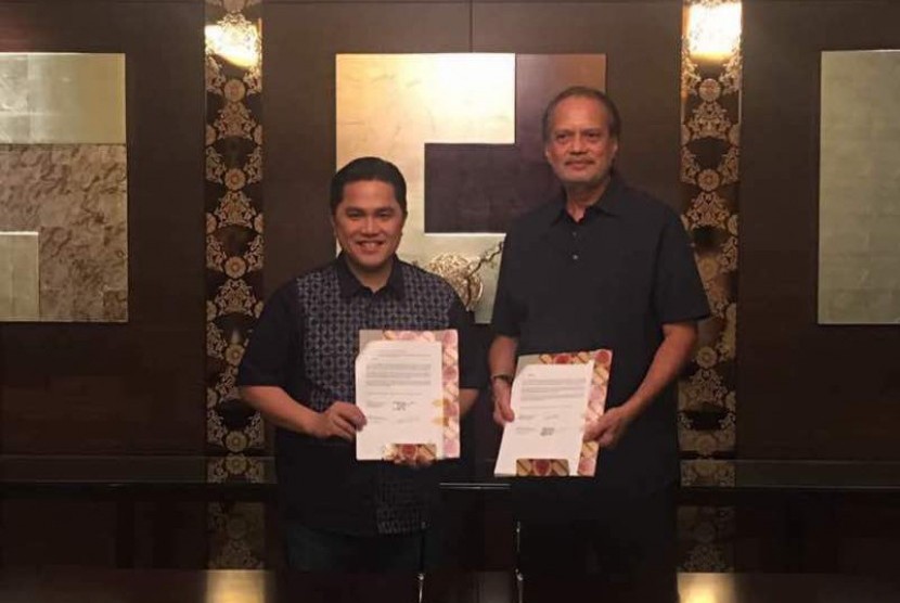 Dalip Kumar Seth, Managing Director dari Sunrise & Company (Pvt) Ltd dan Erick Thohir, Ketua Umum Komite Olimpiade Indonesia (KOI) menandatangani nota kesepahaman kerjasama di Jakarta pada Kamis (11/5).