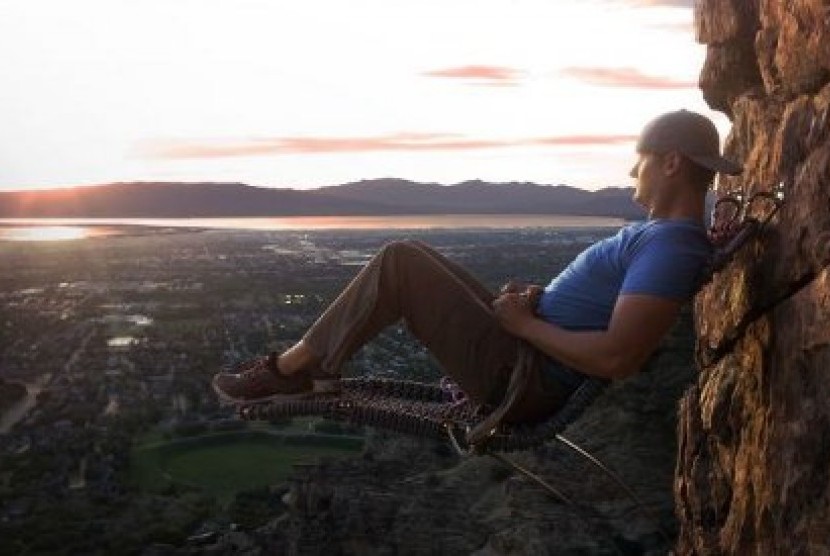 Dallin Smith tengah menikmati duduk santai di tepi tebing di atas ketinggian 160 meter.