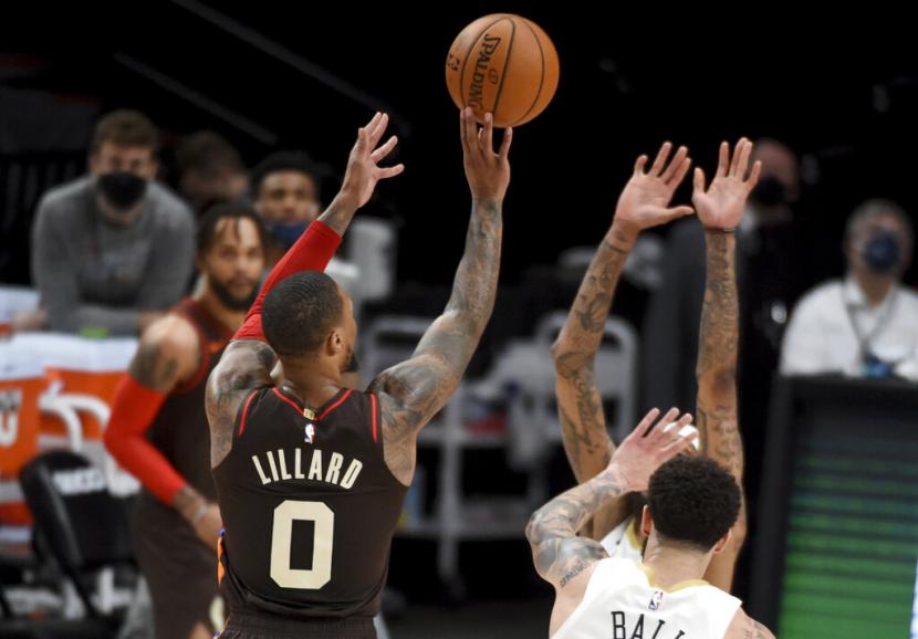 Damian Lillard mencetak 50 poin yang 21 poin di antaranya tercipta pada kuarter pembuka saat Blazers melumat Pelicans di Moda Center, Portland, Jumat (19/3),