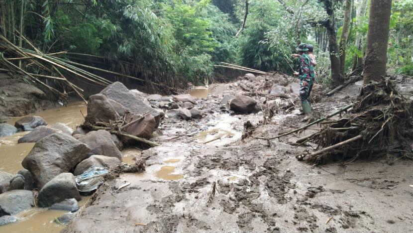 Dampak banjir bandang di Kecamatan Sukaresmi, Kabupaten Garut, Ahad (7/11). Banjir bandang di wilayah itu terjadi pada Sabtu (6/11). I