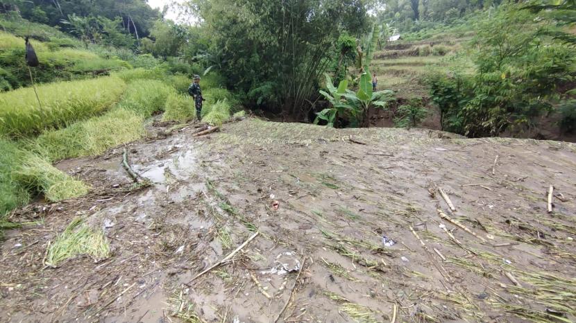 Dampak banjir bandang di Kecamatan Sukaresmi, Kabupaten Garut, Ahad (7/11). Banjir bandang di wilayah itu terjadi pada Sabtu (6/11). I