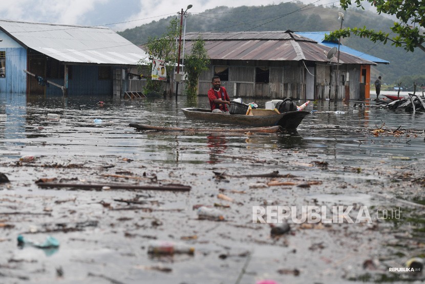 Dampak Banjir Bandang Sentani. Warga mengamankan barang berharga miliknya dari rumahnya yang terendam banjir bandang di kawasan Danau Sentani, Sentani, Jayapura, Papua, Selasa (19/3/2019). 