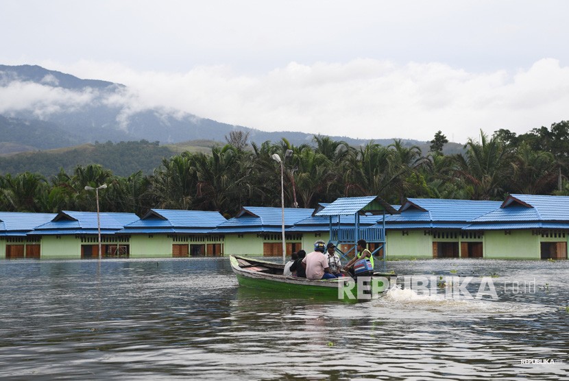 Dampak Banjir Bandang Sentani. Warga mengungsi dari permukimannya yang dilanda banjir bandang di sekitar Danau Sentani, Sentani, Jayapura, Papua, Selasa (19/3/2019).