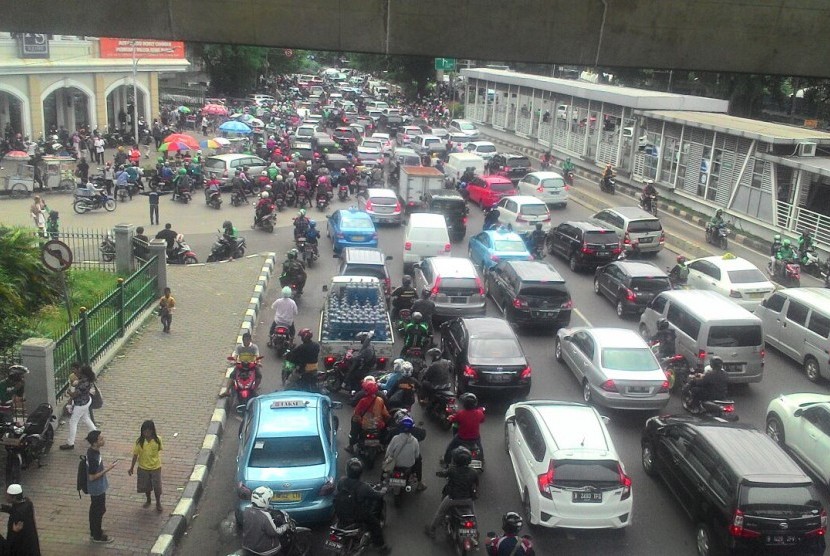 Dampak dari pengalihan lalu lintas di sekitar Istana Negara menyebabkan kemacetan di jalanan sekitar Istiqlal, di bawah JPO Juanda, Jumat (31/3) (