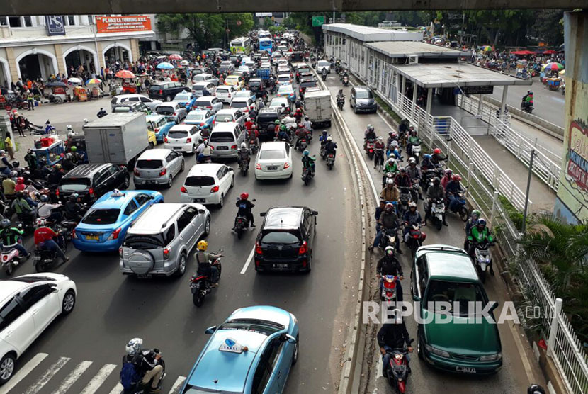 Dampak dari pengalihan lalu lintas di sekitaran Istana Negara menyebabkan kemacetan di jalanan sekitar Istiqlal, di bawah JPO Juanda, Jumat (31/3).