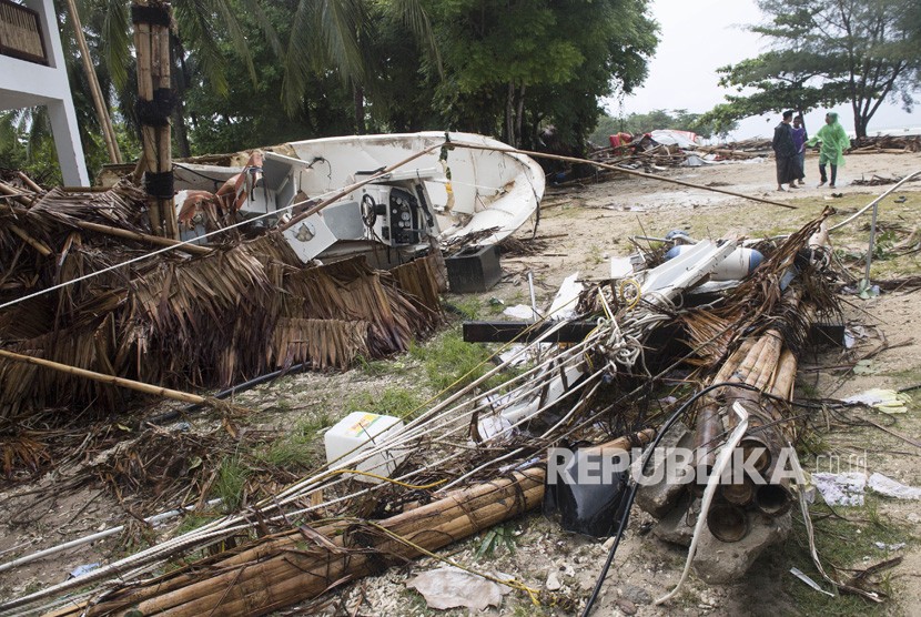 Dampak kerusakan akibat bencana Tsunami di Pantai Tanjung Lesung, Banten, Jawa Barat, Ahad (23/12/2018).