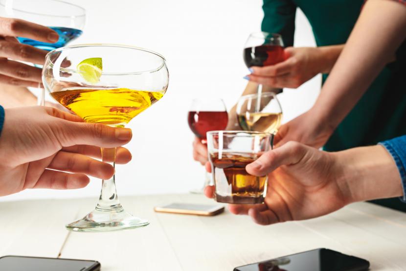 Pria dan wanita minum alkohol (ilustrasi). Dampak buruk alkohol bagi kesehatan lebih buruk pada wanita dibandingkan pria.