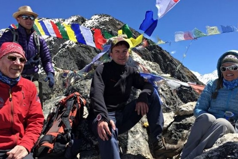 Dan Fredinburg, kedua dari kiri bersama rekannya di Gunung Everest