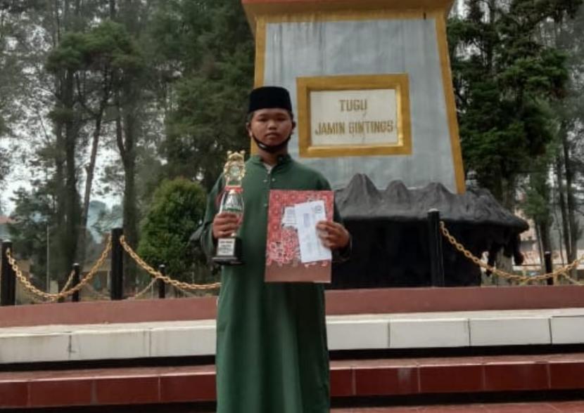 Dana Aulia (17), santri Rumah Quran Hidayatullah Karo berhasil menjadi juara pertama tingkat remaja MTQ 1 Tingkat Kecamatan Brastagi, Sumatera Utara, Sabtu (20/3).