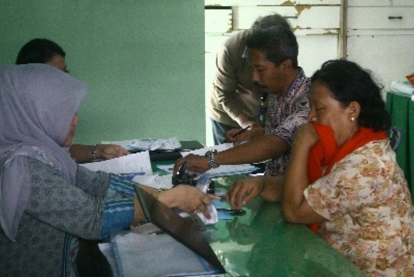 Penyerahan dana kompensasi penutupan lokalisasi Dolly, Surabaya, Jawa Timur.
