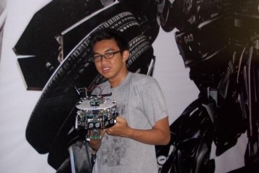 Danan Jaya mahasiswa semester 7 STMIK  Bandung yang tergabung dalam Bandung Robotics School (BRS)