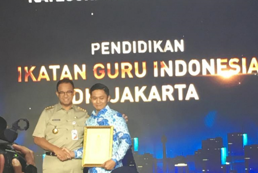 Danang Hidayatullah, salah satu anggota IGI Jakarta mendapat penghargaan Padmamitra Awards+ 2019 kategori Pendidikan yang diserahkan Gubernur DKI Jakarta, Anies Baswedan 