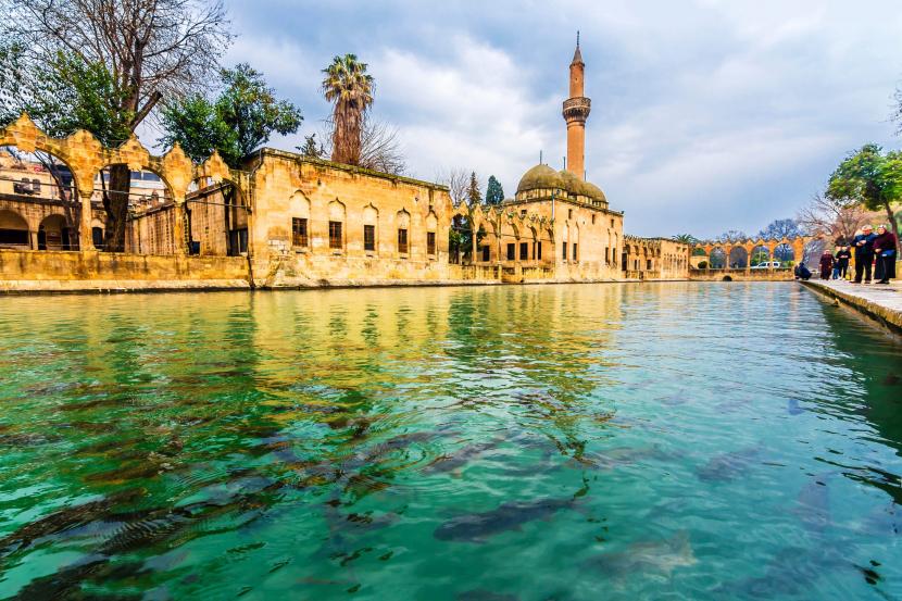 Danau Balikligol di provinsi Sanliurfa di tenggara Turki dianggap sakral selama ribuan tahun. Tempat ini diyakini menjadi tempat di mana Nabi Ibrahim dimasukkan ke dalam api. Lokasi ini menjadi destinasi wisata Islam yang bisa dikunjungi virtual.