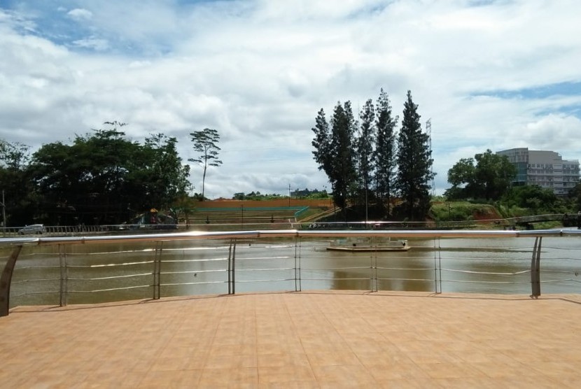 Danau di Jaletreng Riverpark, Tangerang. Dinas Bina Marga Pemkab Tangerang melakukan normalisasi danau karena pendangkalan.