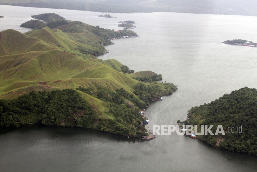 Danau Sentani terlihat dari pesawat udara di Jayapura, Papua, Jumat (15/3/2019). 