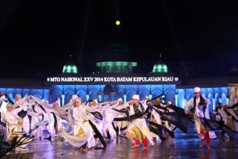  Dancers perfom in the opening ceremony of the 25th National Quran Reading Contest (MTQ) in Batam on Friday night.