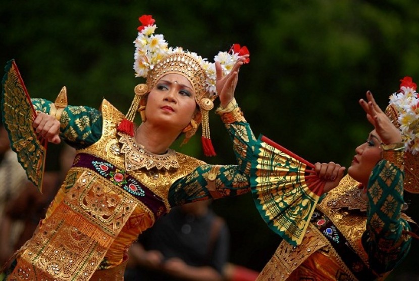 Dancers perform Legong Dance from Bali. The dance is among performances to be played by Gianyar artists in Spiritual Festival of Kagura in Hiroshima, Japan on October 31 to November 6, 2013. (illustration)