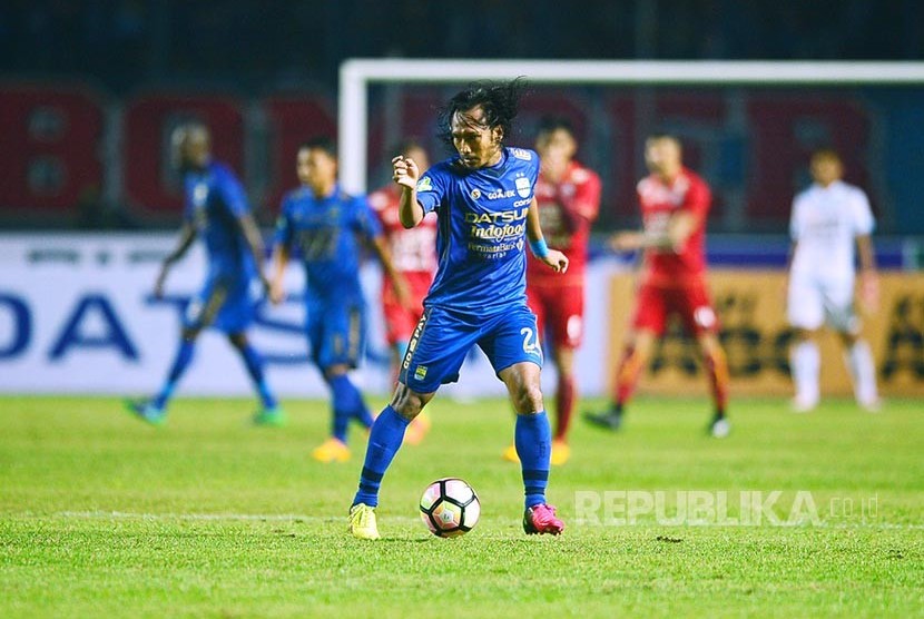 Dancing Soccer: Gerakan 'menari' Hariono saat menggiring bola dalam pertandingan Persib Bandung melawan Arema FC, Sabtu (15/4). 