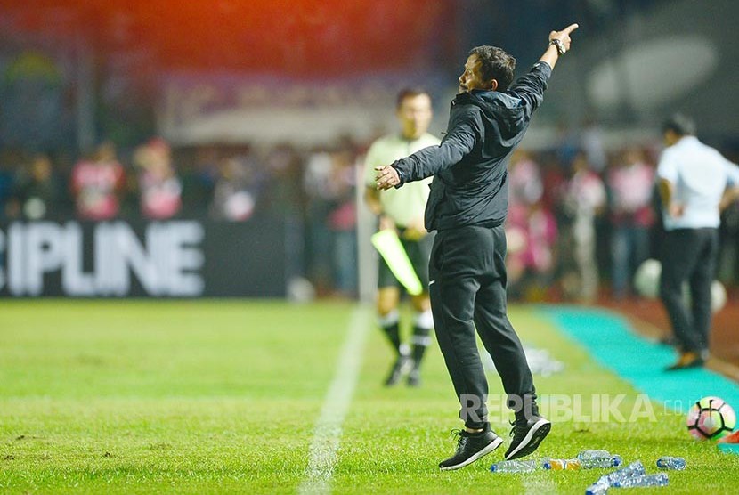 Dancing Soccer: Instruksikan pemain dalam pertandingan menjadi 'tarian' pelatih tim Persib Bandung Djadjang Nurdjaman saat timnya melawan Arema FC, Sabtu (15/4). 