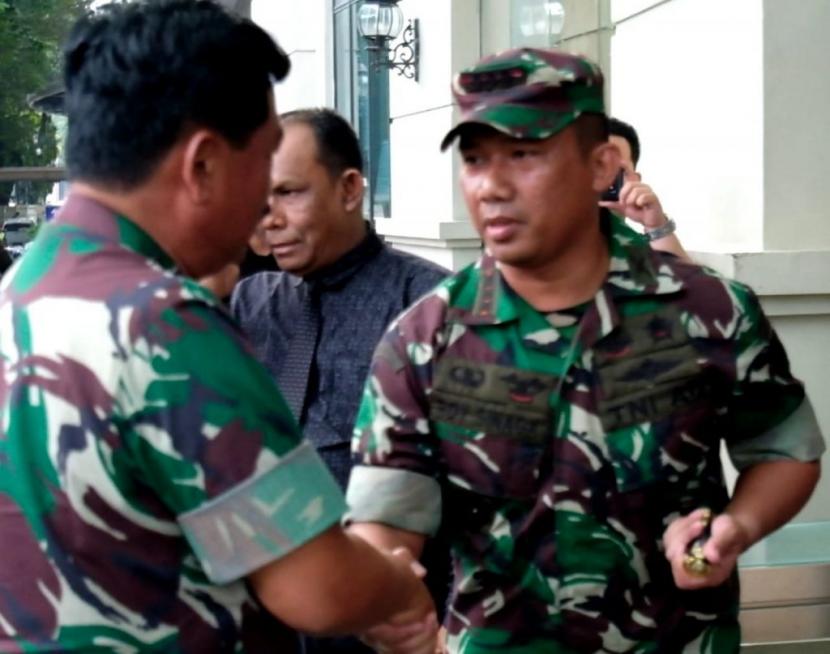 Dandim 02/01 BS Kolonel Inf Roy Hansen J Sinaga menyambut kedatangan Panglima TNI Marsekal Hadi Tjahjanto.