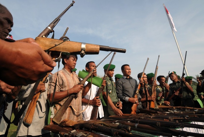 Warga Suku Anak Dalam (SAD) atau Orang Rimba Jambi memperlihatkan puluhan senjata api rakitan atau kecepek. (Dok) 