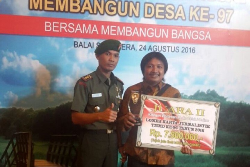 Dandim 0507/Bekasi Letkol Inf Wawan Kusnendar bersama wartawan Republika, Erik Purnama Putra.
