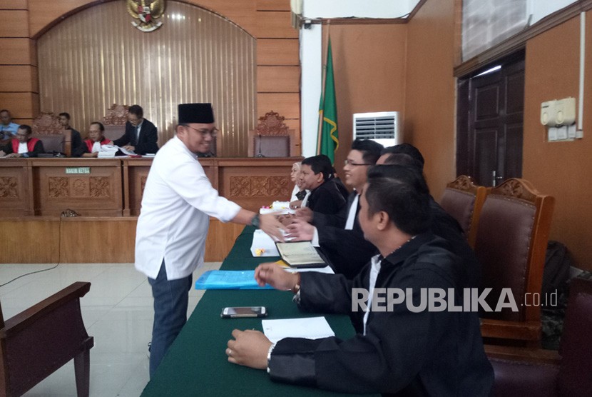 Danhil Anzar Simanjuntak usai memberi keterangan sebagai saksi dalam kasus hoaks dengan terdakwa Ratna Sarumpaet di Pengadilan Negeri Jakarta Selatan, Kamis (11/4).