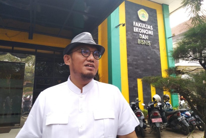 Dahnil Anzar Simanjuntak usai menandatangani surat pengunduran dirinya menjadi pengajar di Fakultas Ekonomi dan Bisnis Universitas Sultan Ageng Tirtayasa (Untirta), Serang, Banten, Senin (1/7).
