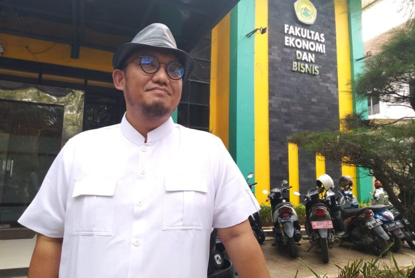 Dahnil Anzar Simanjuntak usai menandatangani surat pengunduran dirinya menjadi pengajar di Fakultas Ekonomi dan Bisnis Universitas Sultan Ageng Tirtayasa (Untirta), Serang, Banten, Senin (1/7).