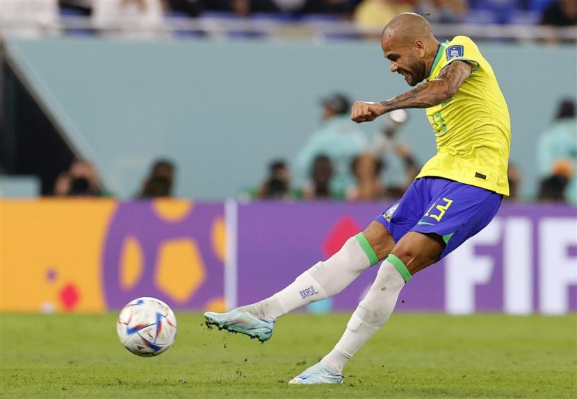  Dani Alves dari Brasil beraksi selama pertandingan sepak bola babak 16 besar Piala Dunia 2022 antara Brasil dan Korea Selatan di Stadium 974 di Doha, Qatar, Selasa (6/12/2022) dini hari WIB.