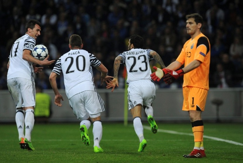 Dani Alves (kedua kanan) merayakan golnya ke gawang Porto bersama Marko Pjaca (kedua kiri). Gol Alves dan Pjaca membawa Juventus menang 2-0, Kamis (23/2) dini hari WIB.