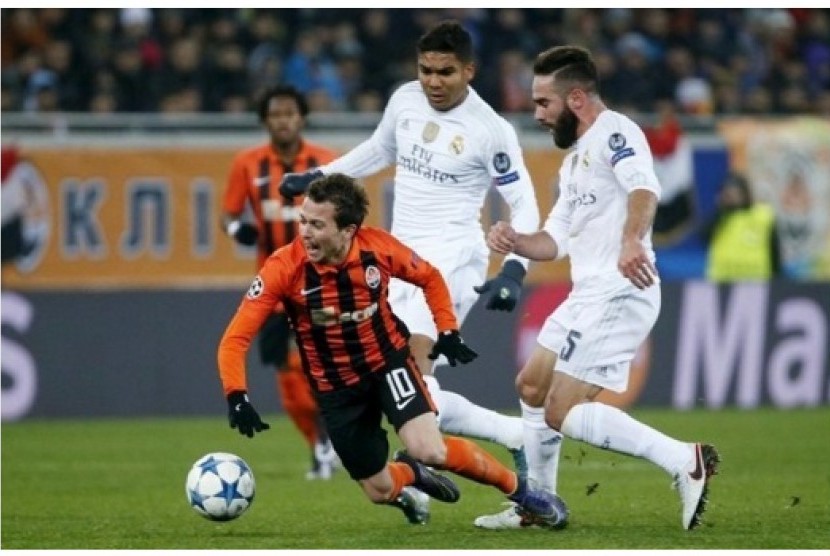 Dani Carvajal (kanan) saat beraksi lawan Shakhtar Donetsk.