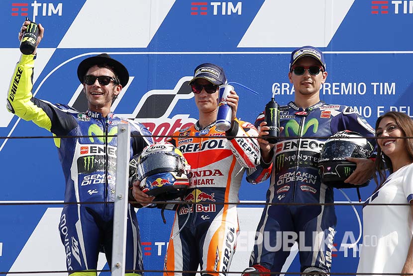 Dani Pedrosa (1)  Valentino Rossi (2) Jorge Lorenzo (3) mengangkat trofi di Balapan MotoGP San Marino 2016