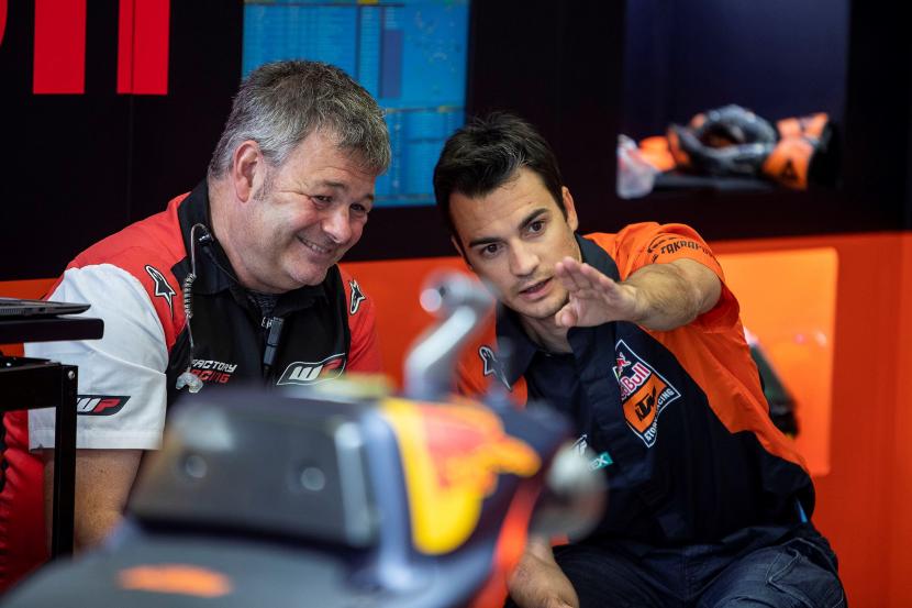 Dani Pedrosa (kanan) bersama seorang teknisi KTM.