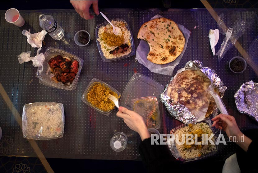7 Adab Makan dan Minum yang Harus Diketahui Muslim