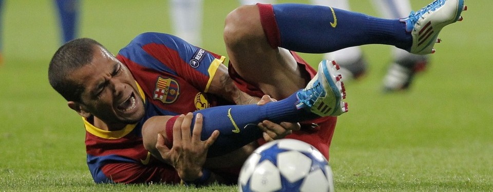 Daniel Alves mengerang kesakitan.