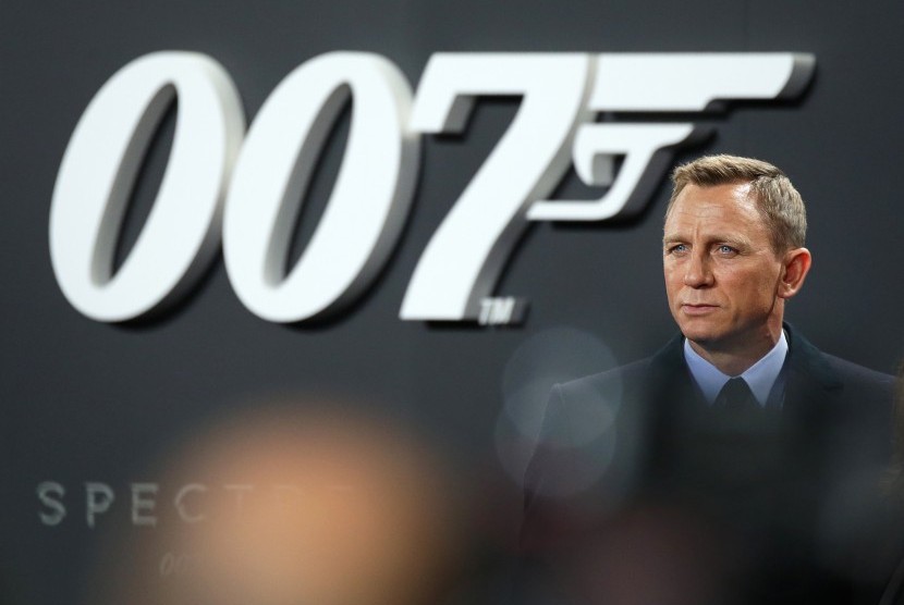 Aktor Daniel Craig merupakan aktor yang menggantikan Pierce Brosnan sebagai James Bond.