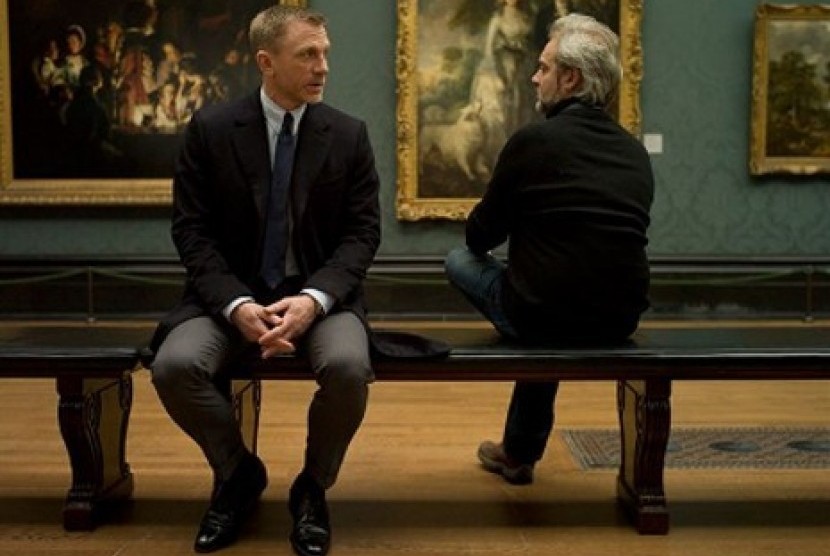 Daniel Craig (kiri) dan Sam Mendez (kanan) berbincang di lokasi syuting Skyfall