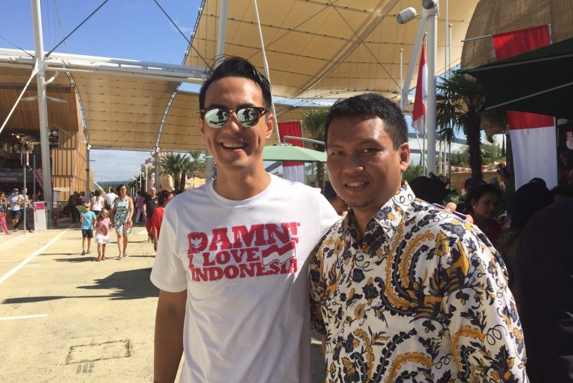 Daniel Mananta bersama salah satu penggemarnya di depan Paviliun Indonesia di Milan Expo 2015 pada Senin (17/8).