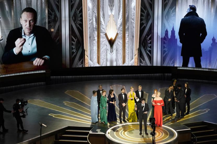 Daniel Roher dan kru film dokumenter Navalny menerima piala Oscar untuk film dokumenter terbaik, Senin (13/3/2023) di Teater Dolby, Los Angeles, AS. 