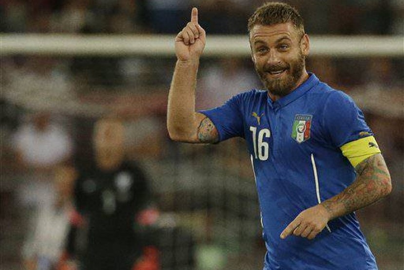 Daniele De Rossi merayakan golnya ke gawang Belanda.